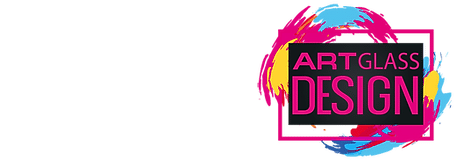 לוגו עם המילים "ART GLASS DESIGN" באותיות מודגשות, מוקף בכתמי צבע צבעוניים ומוקף במסגרת מלבנית ורודה.