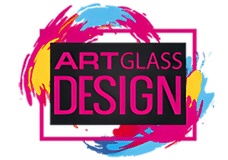 לוגו עם הכיתוב "Art Glass Design" באותיות מודגשות על מלבן שחור, על רקע צבעוני של משיחות מכחול בוורוד, כחול וצהוב.