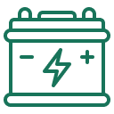סמל ירוק של מצבר רכב עם סימני פלוס ומינוס וברק במרכזו, המייצג כוח חשמלי או אנרגיה.